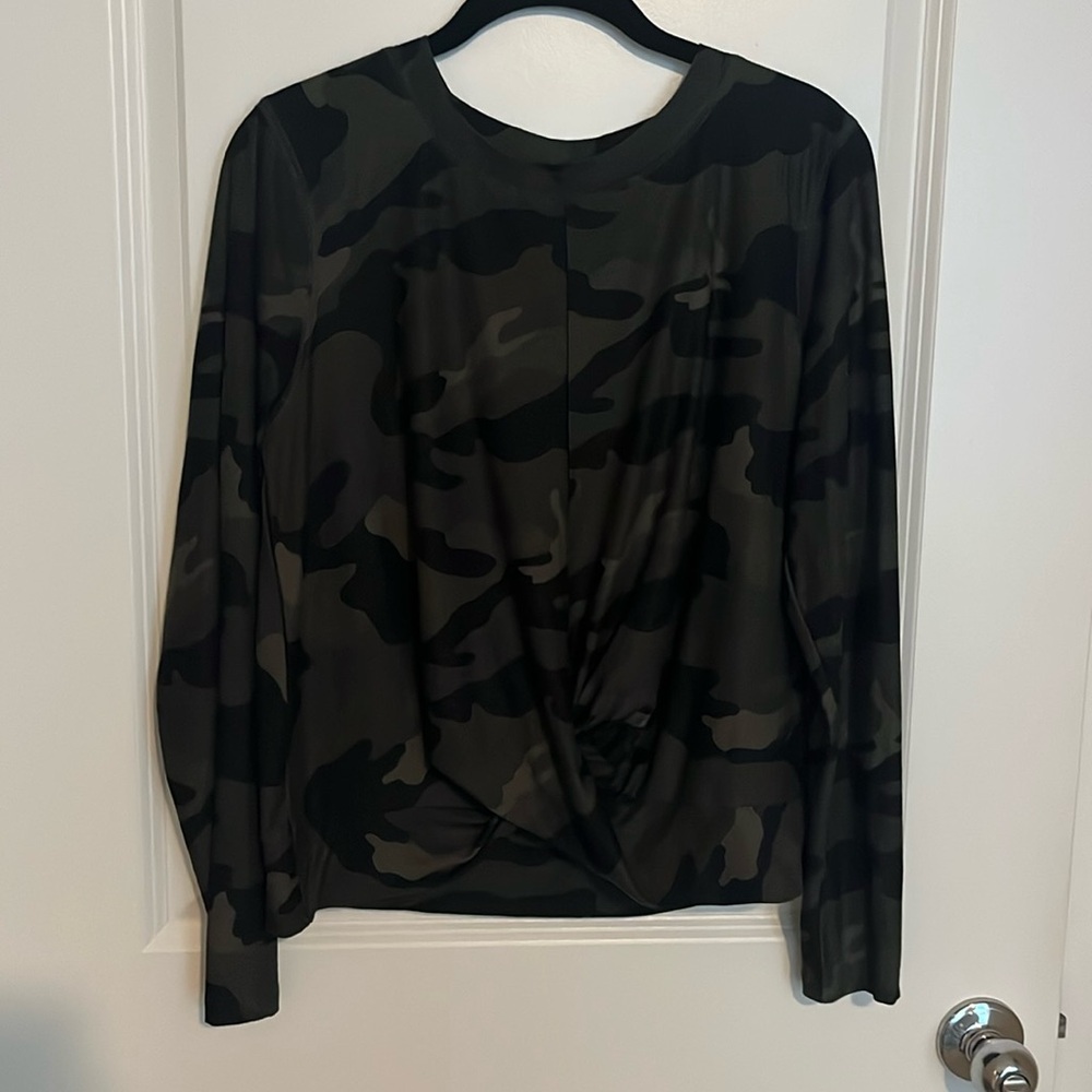 NWT Old Navy Active Camo Top Size Large